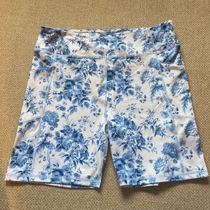 Tuckernuck Heirloom print 7 inch biker shorts